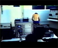 Beoefenaar van Chi Kung tijdens een proeven in een laboratorium
